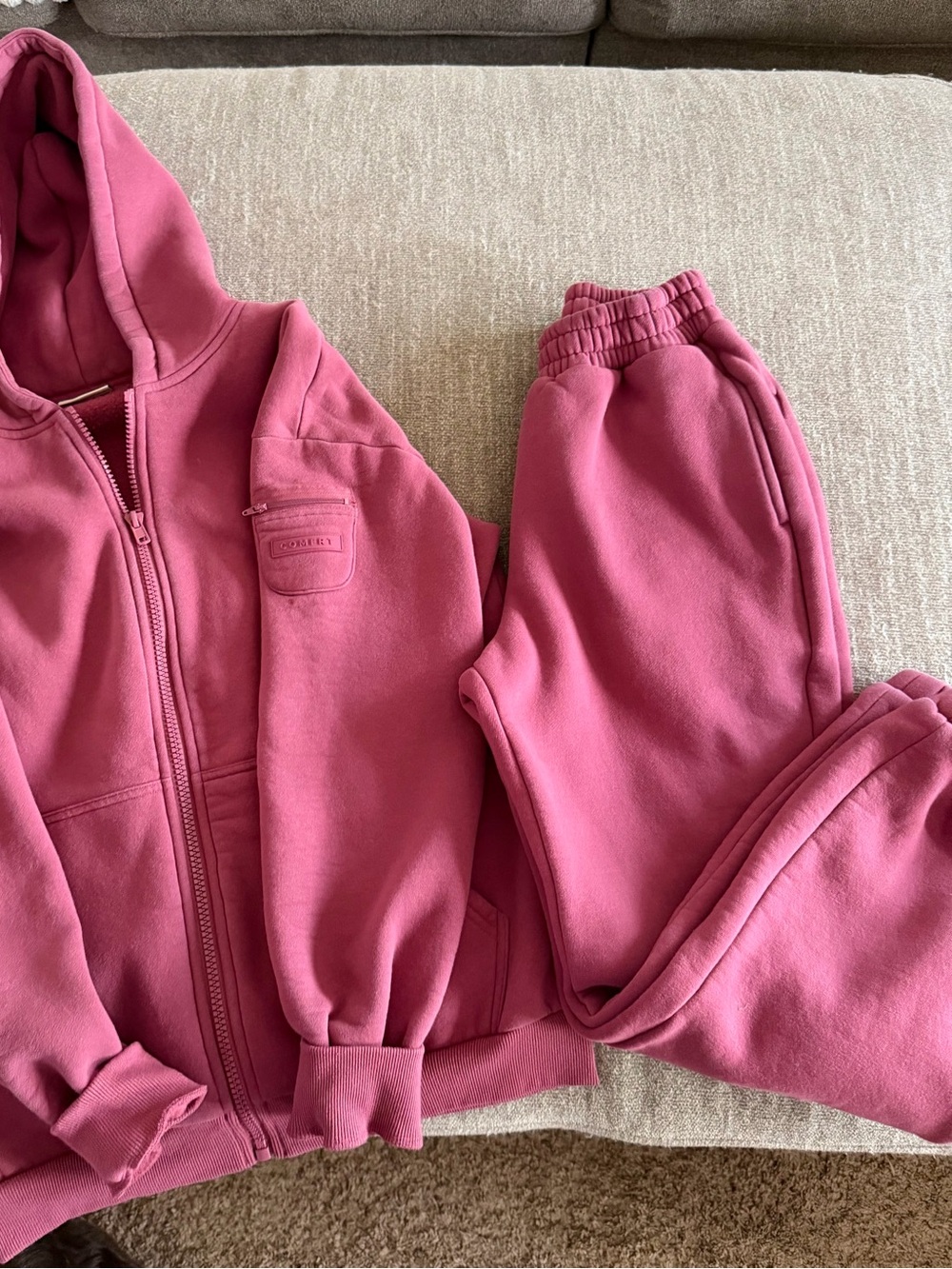 Unisex Berry Hoodie & Jogger Set - Cozy Two-Piece
Travel-no sleep mask